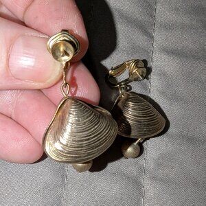 $3 with Bundle ~ Castlecliff Castle Cliff Clam Shell Earrings NEEDS TLC 6161